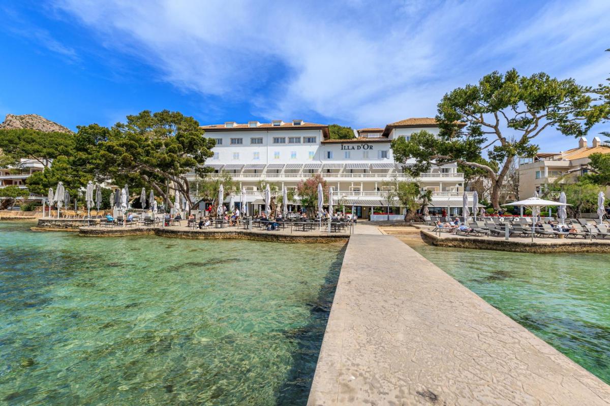 Una vista de un hotel desde el agua en Hotel Illa d'Or & Club Apts 4* Sup, en Puerto Pollensa