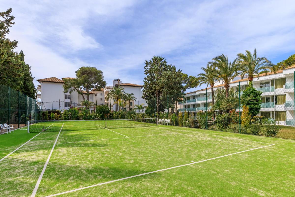 Instalaciones para jugar a tenis o squash en Hotel Illa d'Or & Club Apts 4* Sup o alrededores