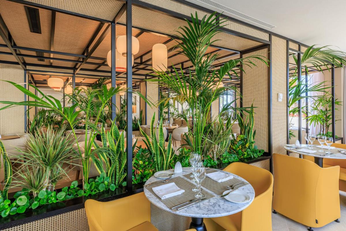 Un restaurante o sitio para comer en Hotel Illa d'Or & Club Apts 4* Sup