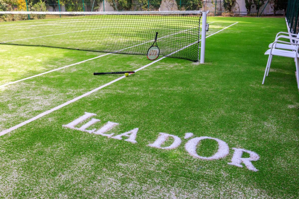 Instalaciones para jugar a tenis o squash en Hotel Illa d'Or & Club Apts 4* Sup o alrededores