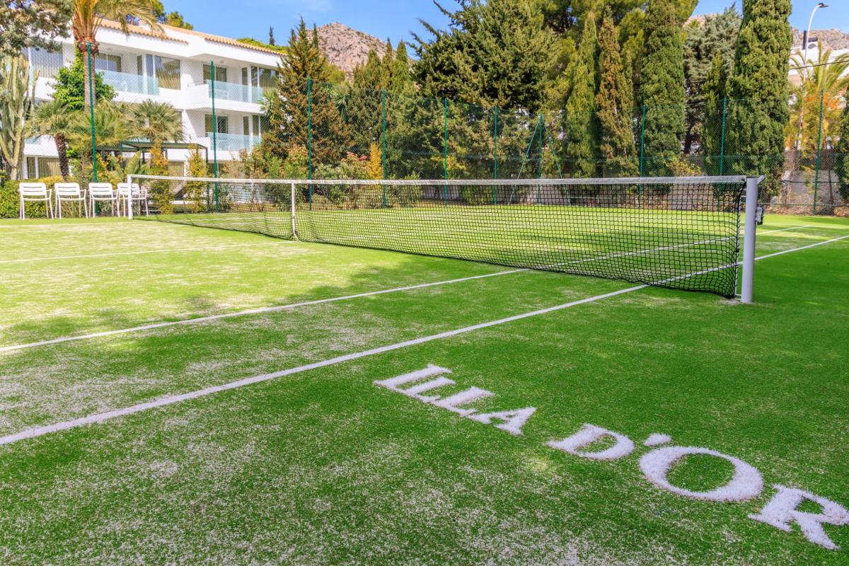 Instalaciones para jugar a tenis o squash en Hotel Illa d'Or & Club Apts 4* Sup o alrededores