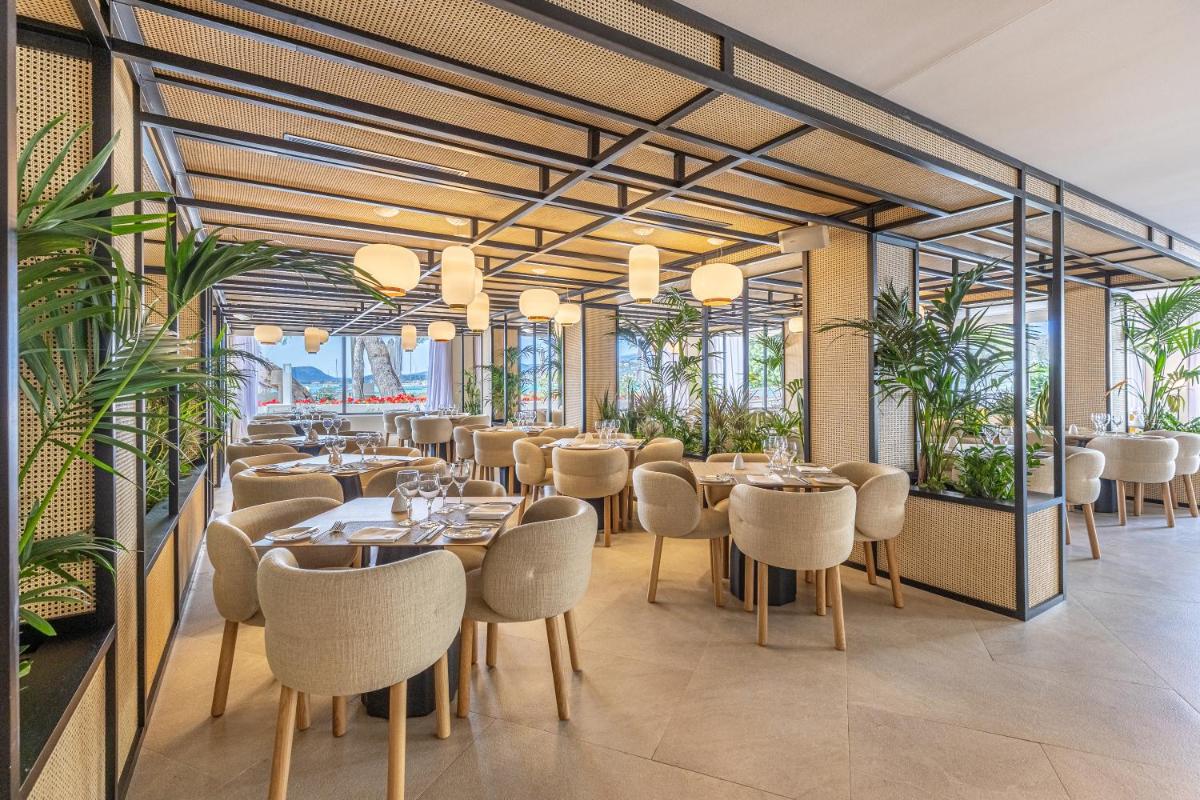 Un restaurante o sitio para comer en Hotel Illa d'Or & Club Apts 4* Sup