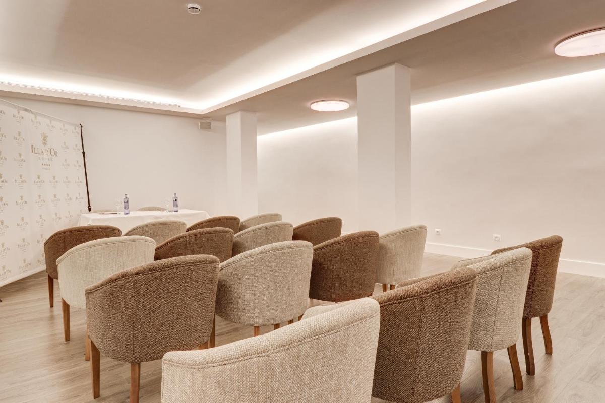 una habitación con una fila de sillas y una pizarra en Hotel Illa d'Or & Club Apts 4* Sup, en Puerto Pollensa 83 fotos más