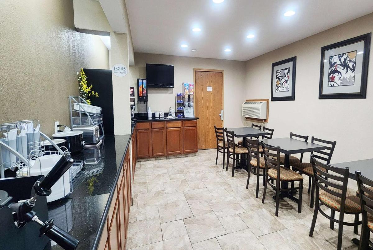 Super 8 by Wyndham Newton - Housity
