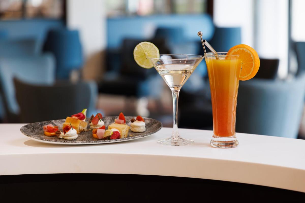 une assiette de nourriture et une boisson sur une table dans l'établissement Les Boréales - Appart'hotel & Restaurant, à Villers-sur-Mer
