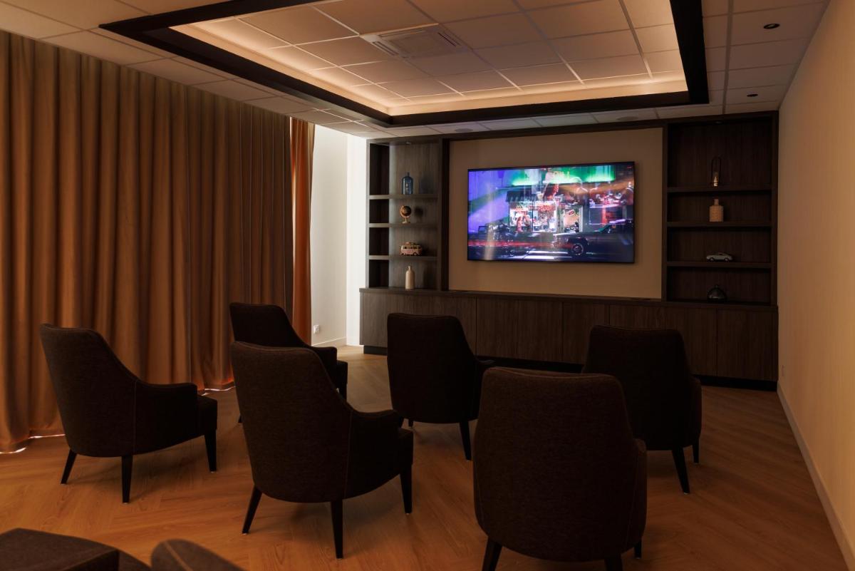 Télévision ou salle de divertissement dans l'établissement Les Boréales - Appart'hotel & Restaurant