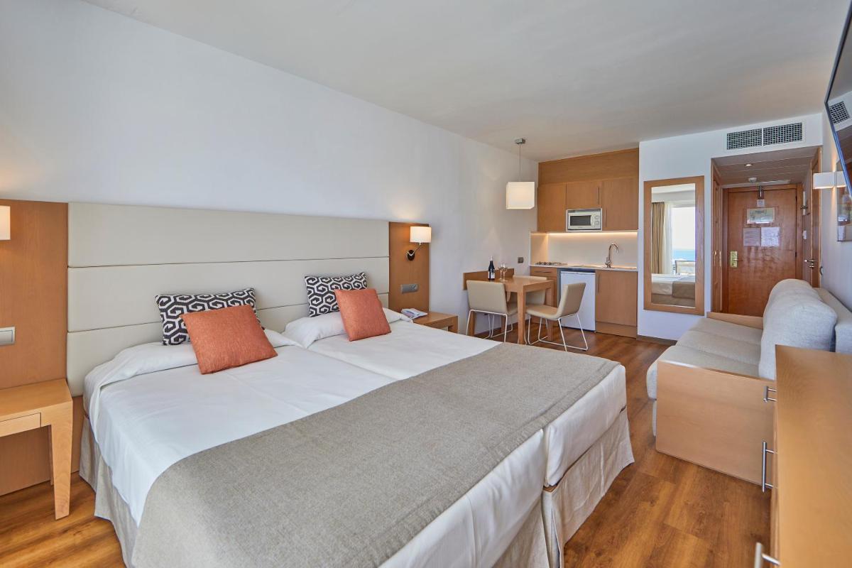 Cama o camas de una habitación en Aparthotel Ponent Mar