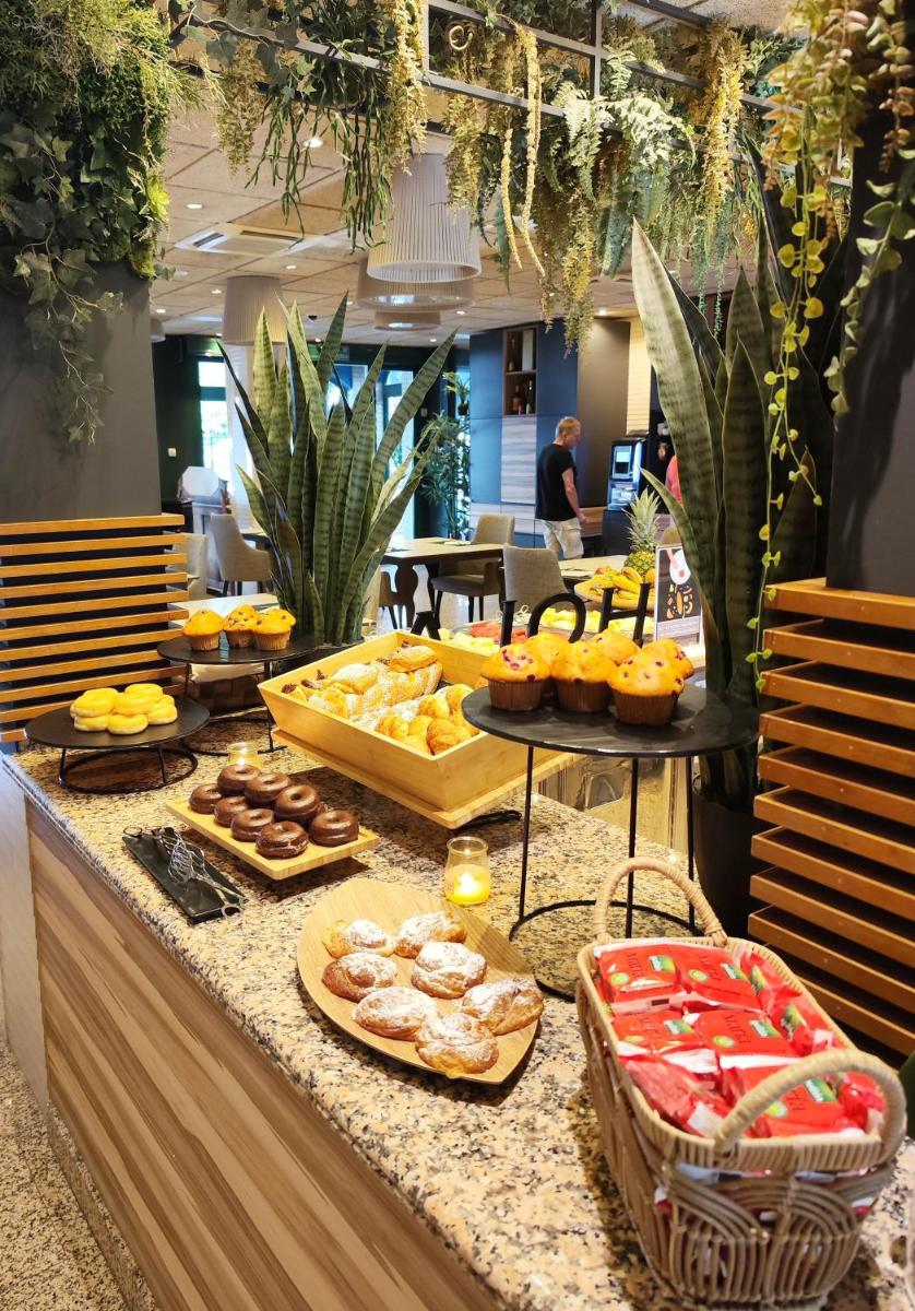 Comida en o cerca de este hotel
