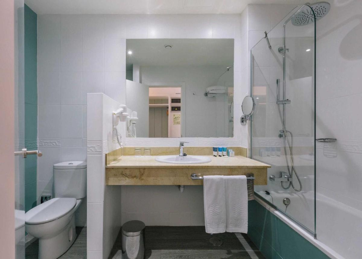 Un baño de Alua Village Fuerteventura - All Inclusive
