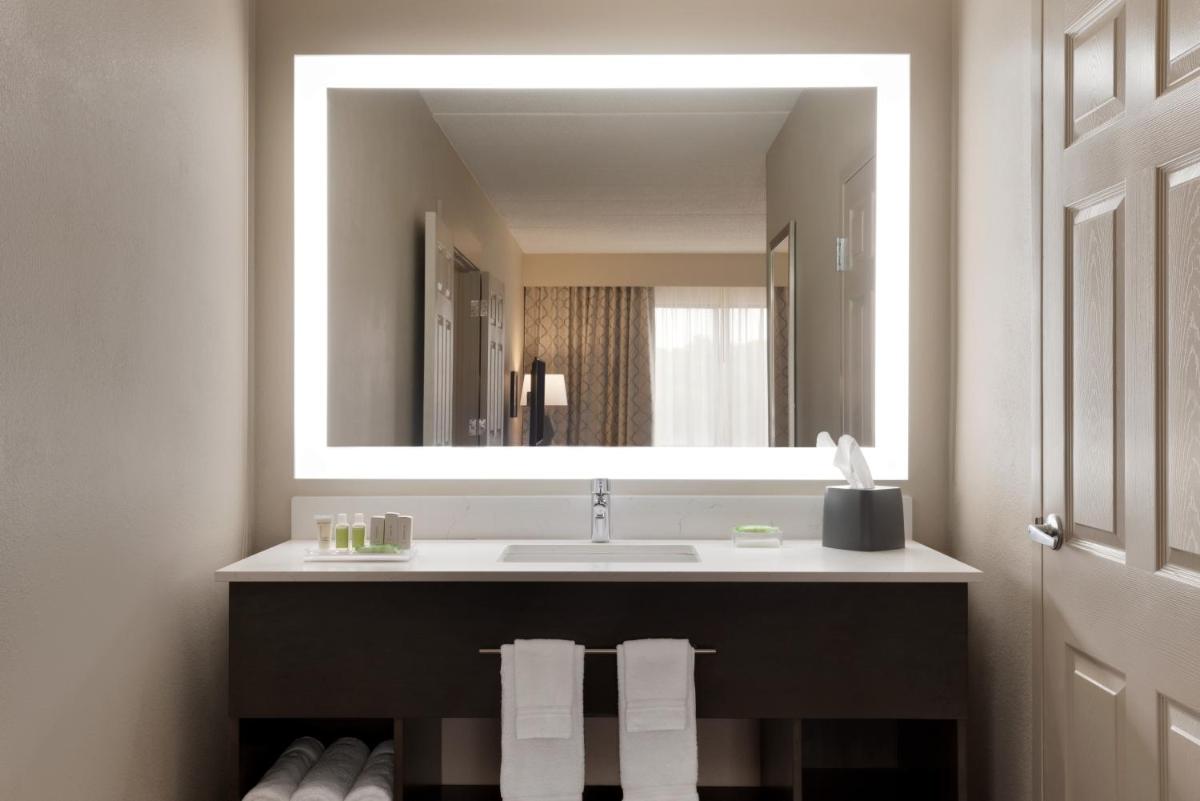 Holiday Inn Hotel & Suites Council Bluffs by IHG - Housity