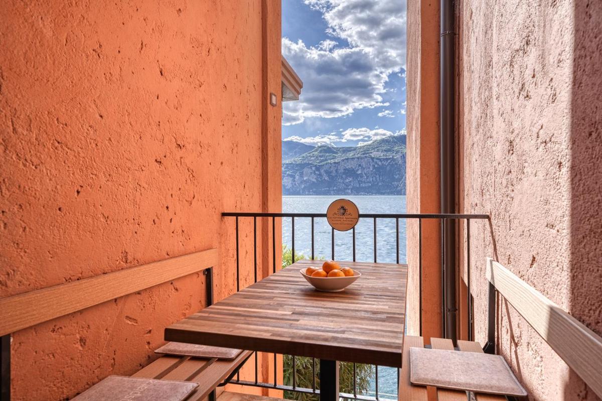 City CENTRAL Apartment Romantic Lakefront Balcony - MALCESINE - Porto Vecchio 11 - Housity