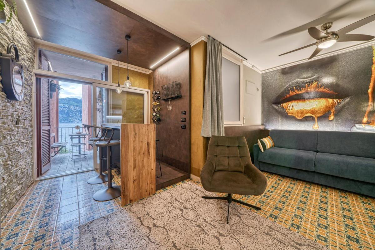 City CENTRAL Apartment Romantic Lakefront Balcony - MALCESINE - Porto Vecchio 11 - Housity