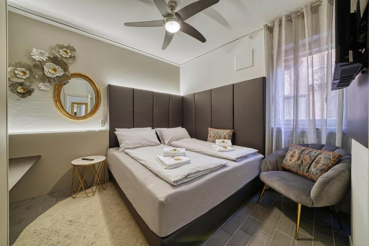 City CENTRAL Apartment Romantic Lakefront Balcony - MALCESINE - Porto Vecchio 11 - Housity