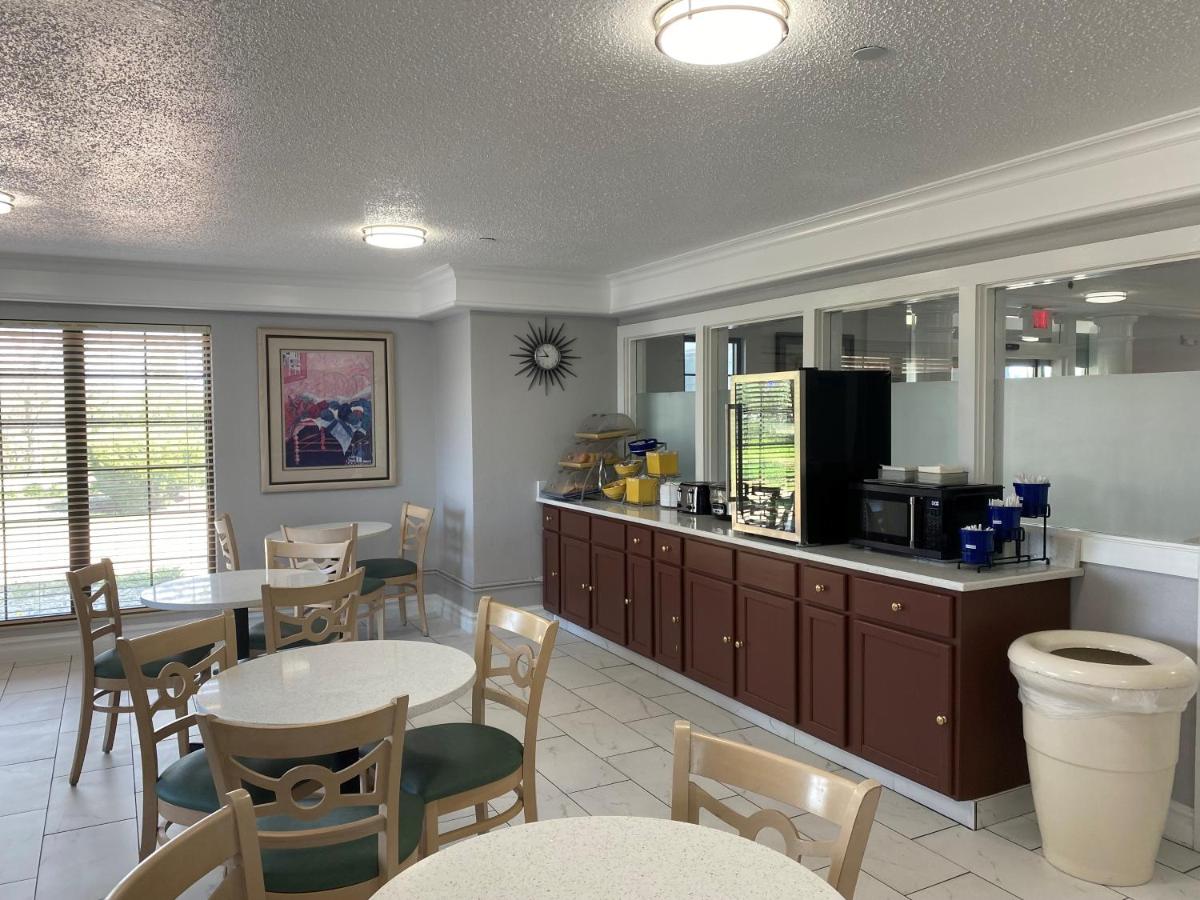 Days Inn & Suites by Wyndham Arlington Heights - Housity