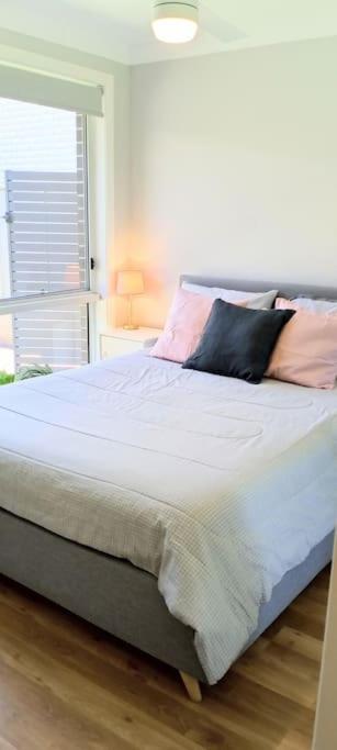 New 2 Bedroom house, Free parking, WiFi & welcome gift on arrival - Housity