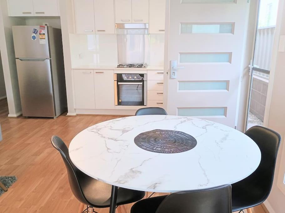 New 2 Bedroom house, Free parking, WiFi & welcome gift on arrival - Housity