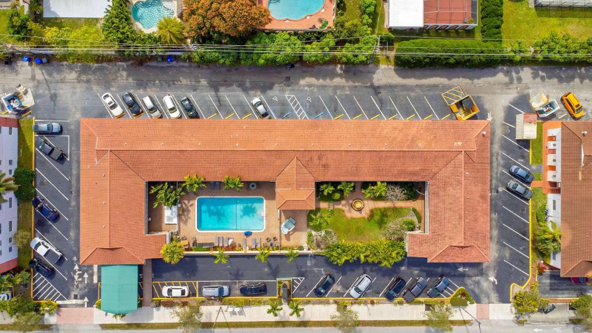 Quality Inn & Suites Airport-Cruise Port Hollywood - Housity