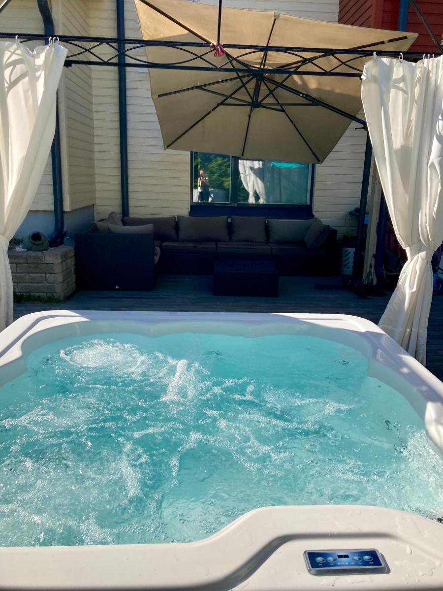 Cozy Holiday Home with Sauna, Outside Jacuzzi & Breakfast - Housity