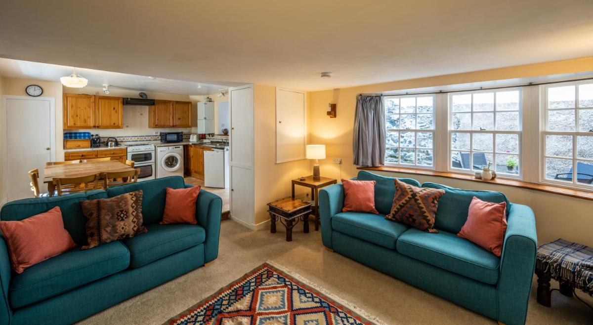 6 Shorehead, Portsoy - Housity