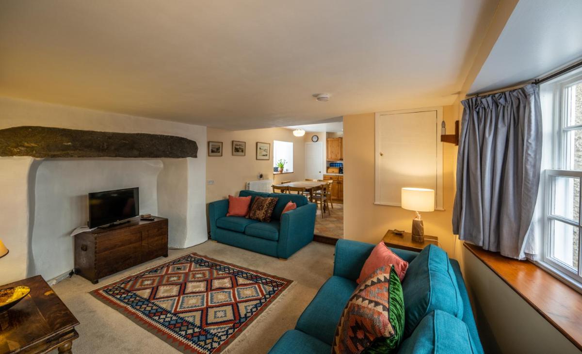 6 Shorehead, Portsoy - Housity