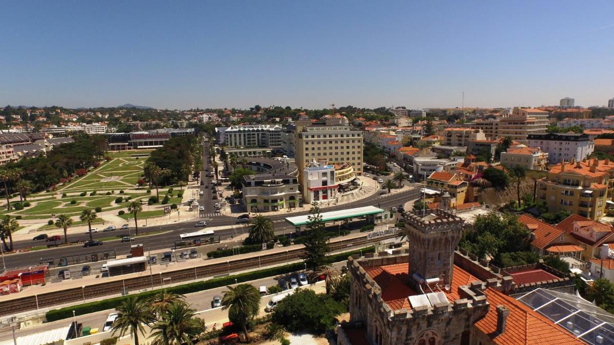 Uma vista geral de Estoril ou a vista da cidade a partir do hotel