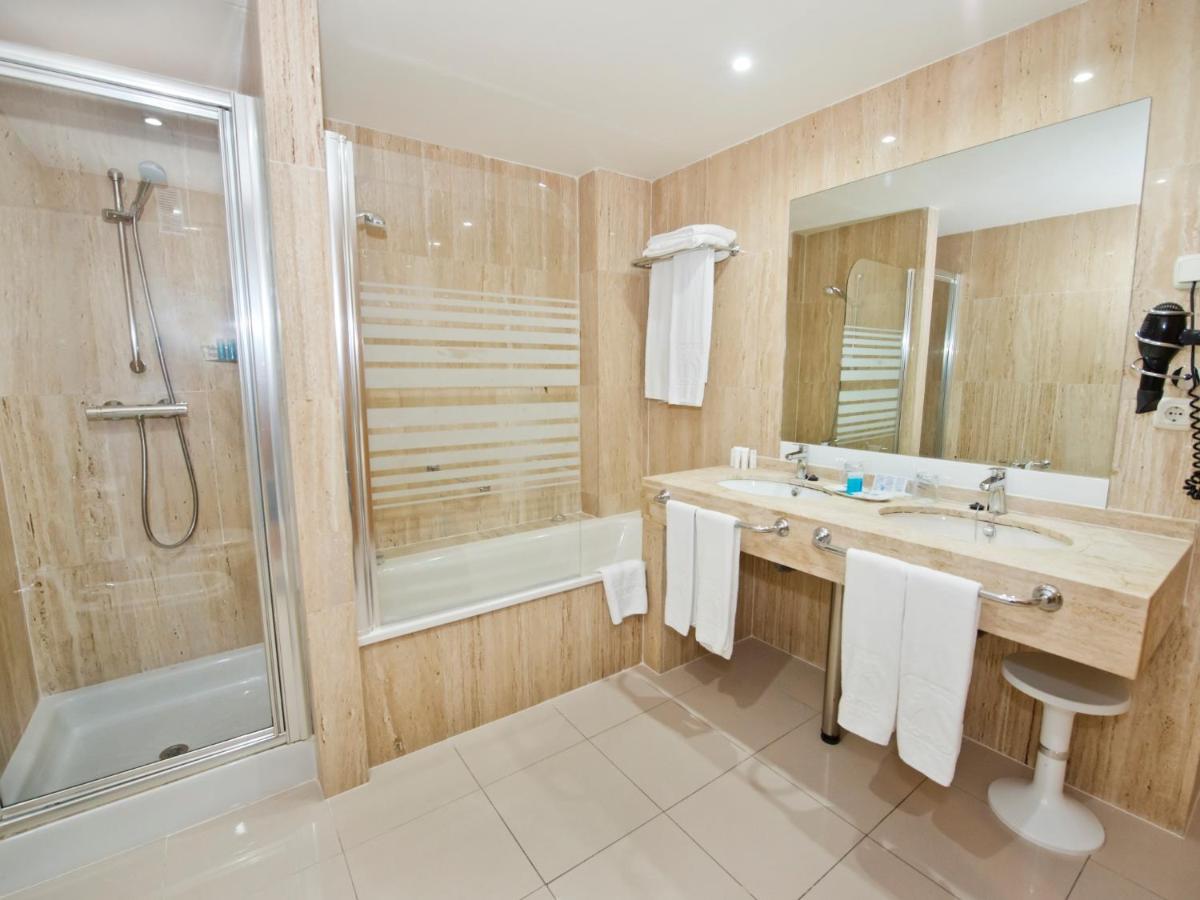 Un baño de Bahía Tropical