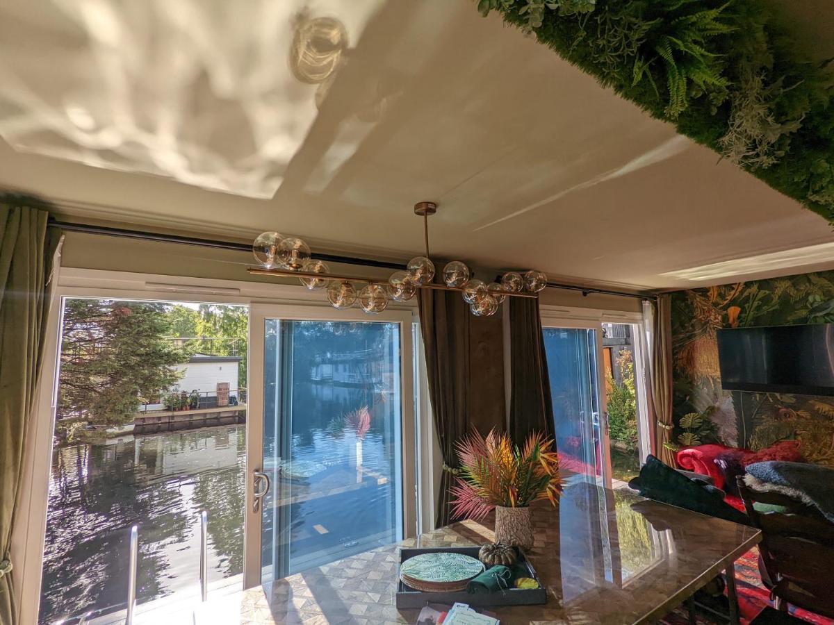 Tulana Taggs - floating home on idyllic island - Housity