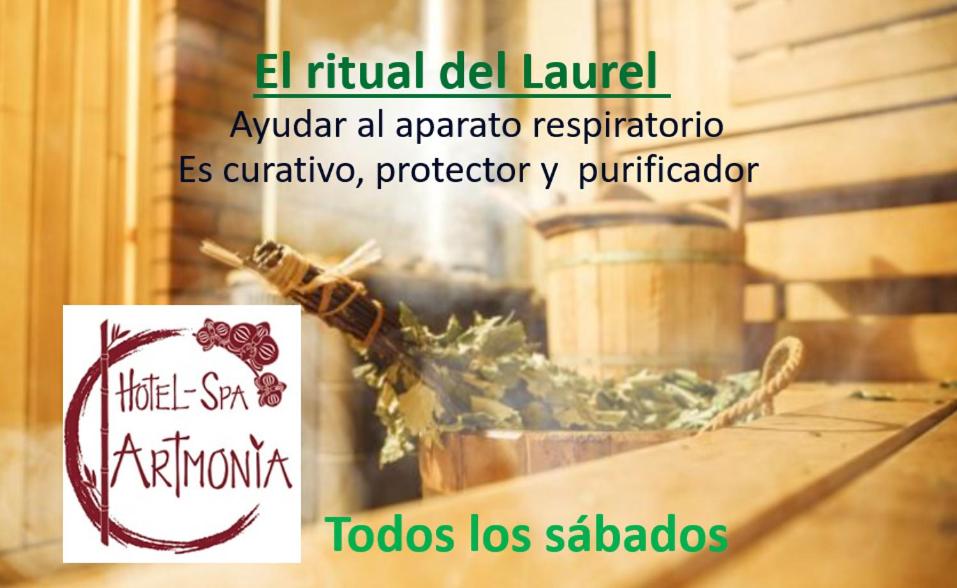 Un cartel con una jirafa sobre una mesa. en Artmonia, en Castalla 54 fotos más