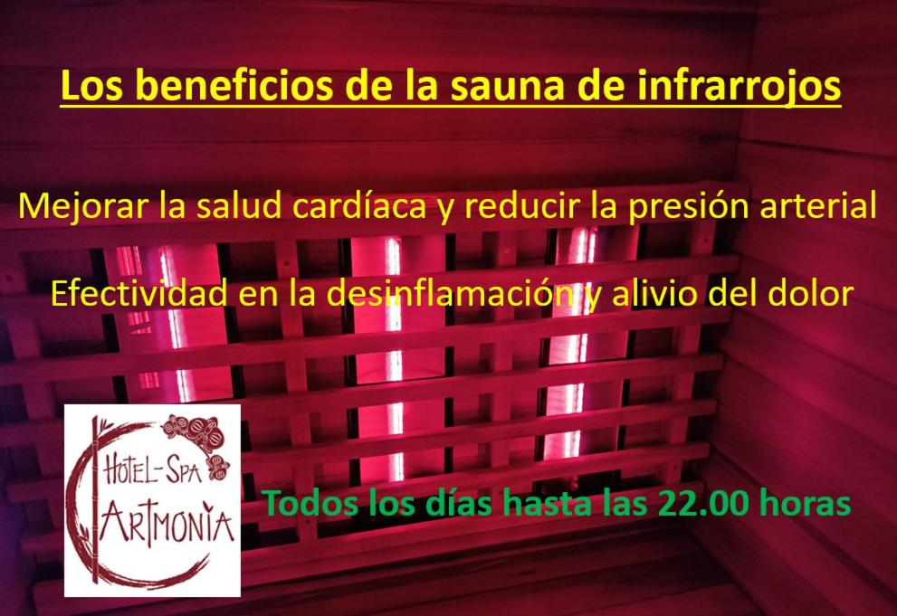 Un cartel en una pared roja con luces rojas en Artmonia, en Castalla