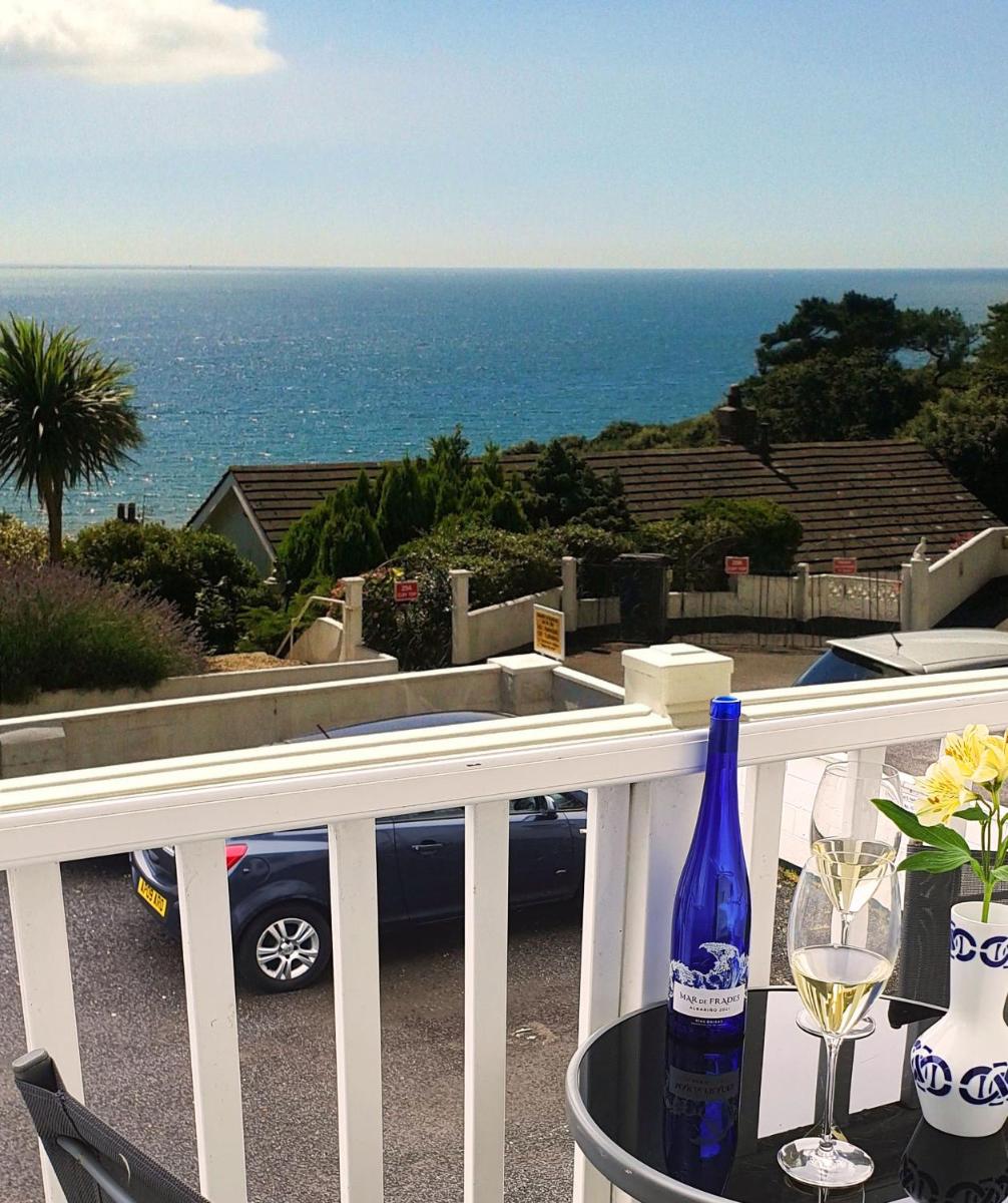 A Beautiful Apartment with Stunning Sea Views & Private Balcony - Housity