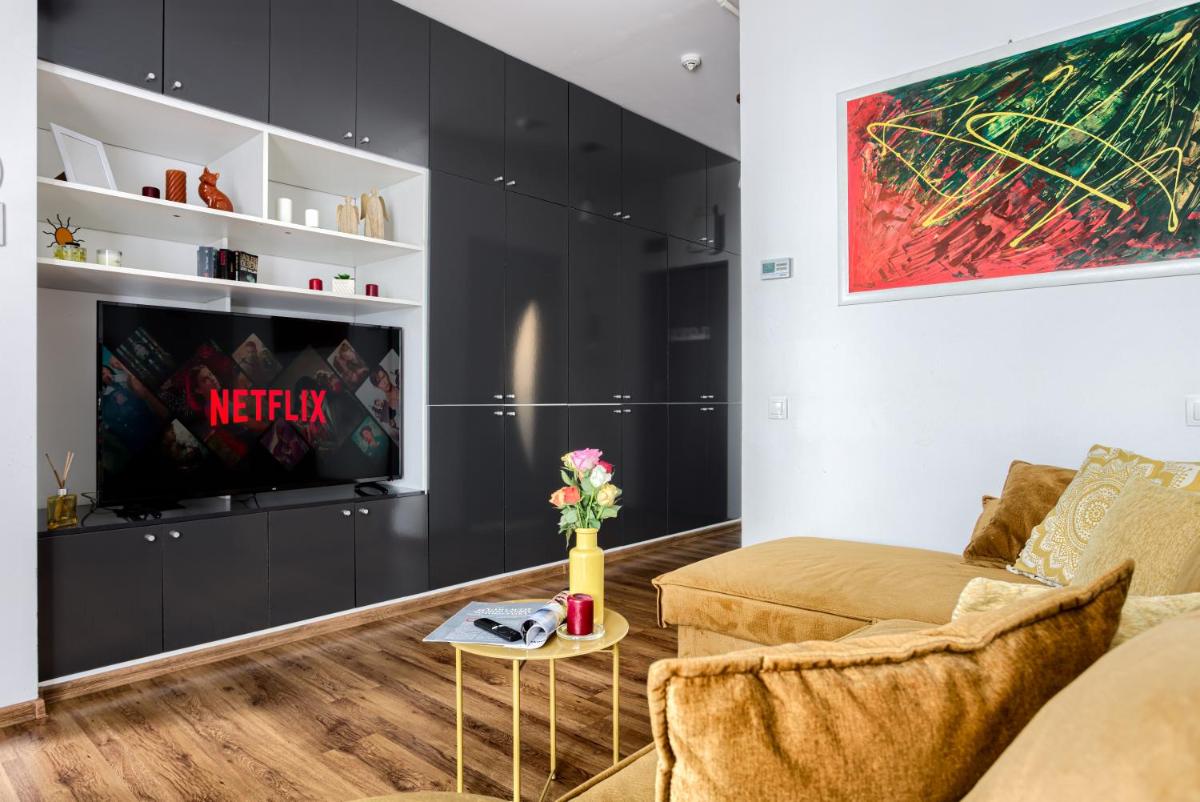 ARI Yellow Apartment with Panoramic Views - Housity