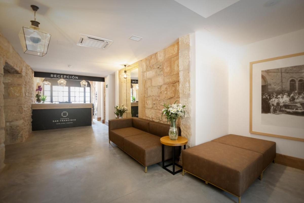 una sala de estar con un sofá y una mesa en Hotel & Spa Convento San Francisco, en Soria