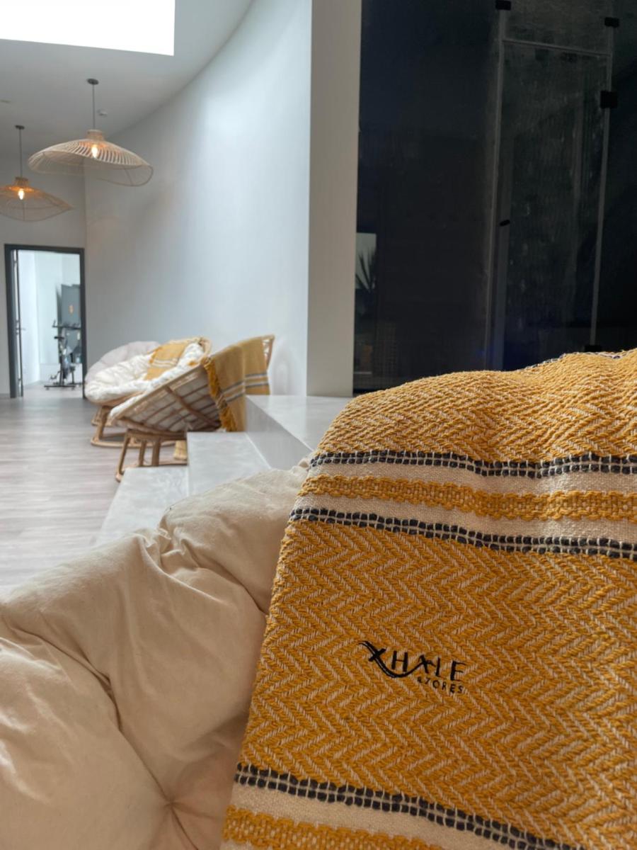 Uma cama ou camas num quarto em Xhale Azores