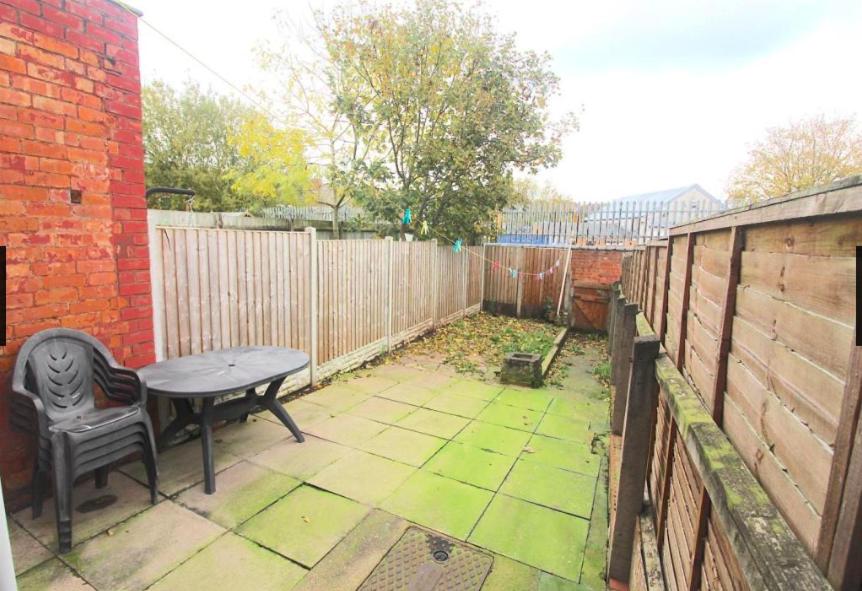 Private double rooms near City centre, Coventry, with free WiFi and Car Parking - Housity