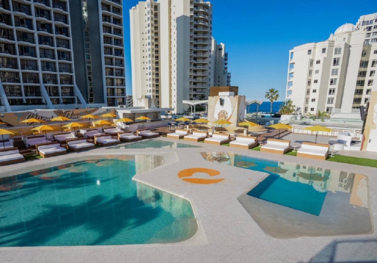 Beachside Studio Apartment with Ocean & City views - Housity