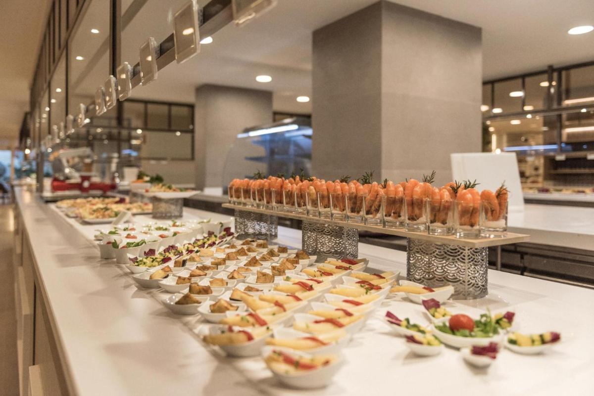 Comida en o cerca de este hotel