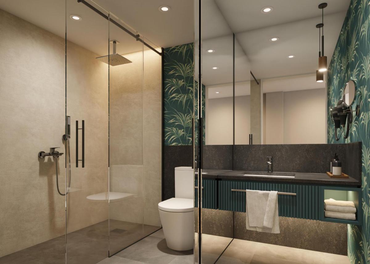 Un baño con ducha, inodoro y lavabo. en Princess Inspire Tenerife - Adults Only, en Adeje
