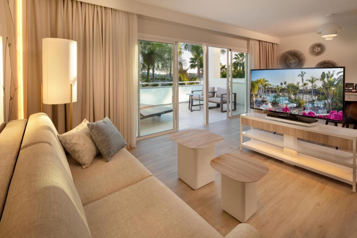 Una televisión o centro de entretenimiento en Maspalomas Princess