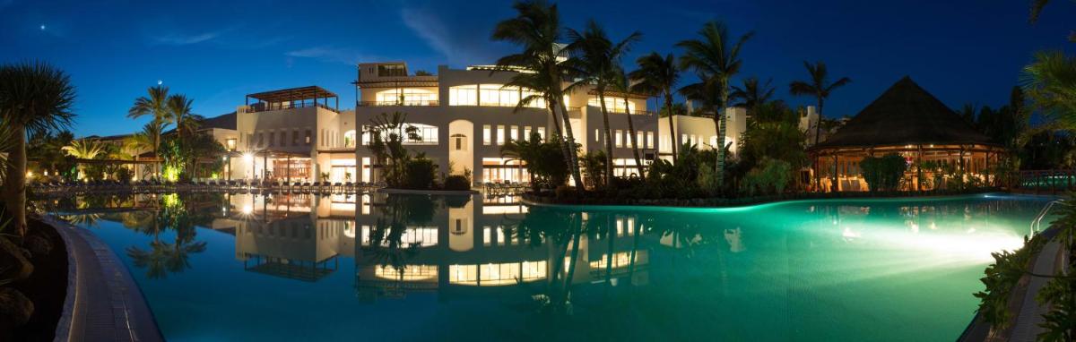 Un gran edificio con piscina por la noche. en Club Jandía Princess, en Playa de Jandía