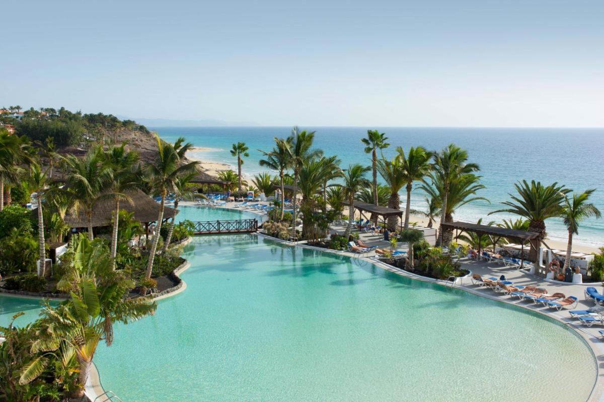 una vista aérea de la piscina del resort en Club Jandía Princess, en Playa de Jandía 36 fotos más
