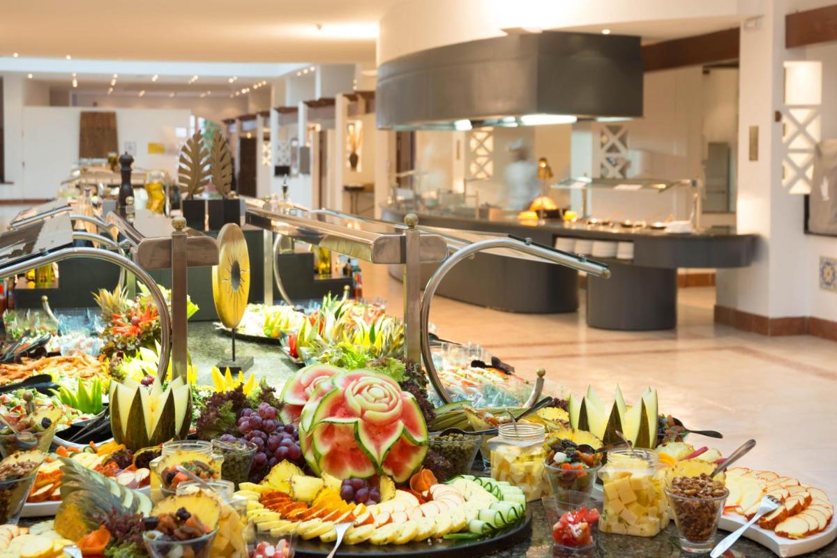 Comida en o cerca de este hotel