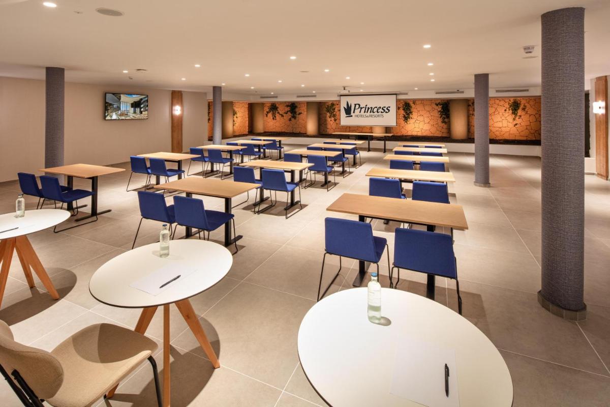 Un restaurante o sitio para comer en Princess Inspire Tenerife - Adults Only