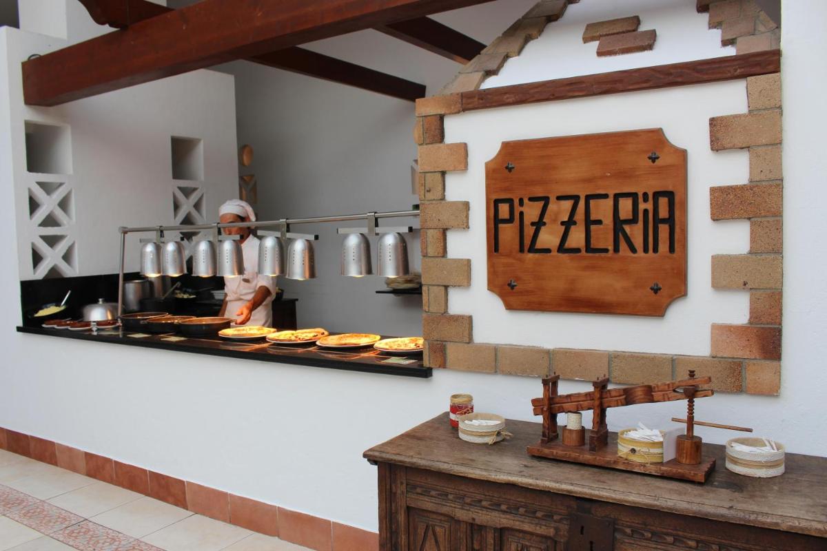 Comida en o cerca de este hotel