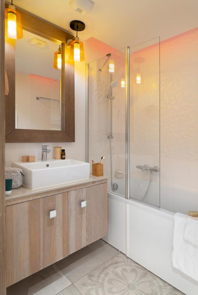 une salle de bain avec un lavabo et une douche dans l'établissement Résidence Pierre & Vacances Premium L'Hévana, à Méribel 84 autres photos