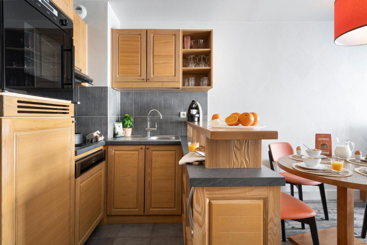 Cuisine ou kitchenette dans l'établissement Résidence Pierre & Vacances Premium Les Terrasses d'Eos