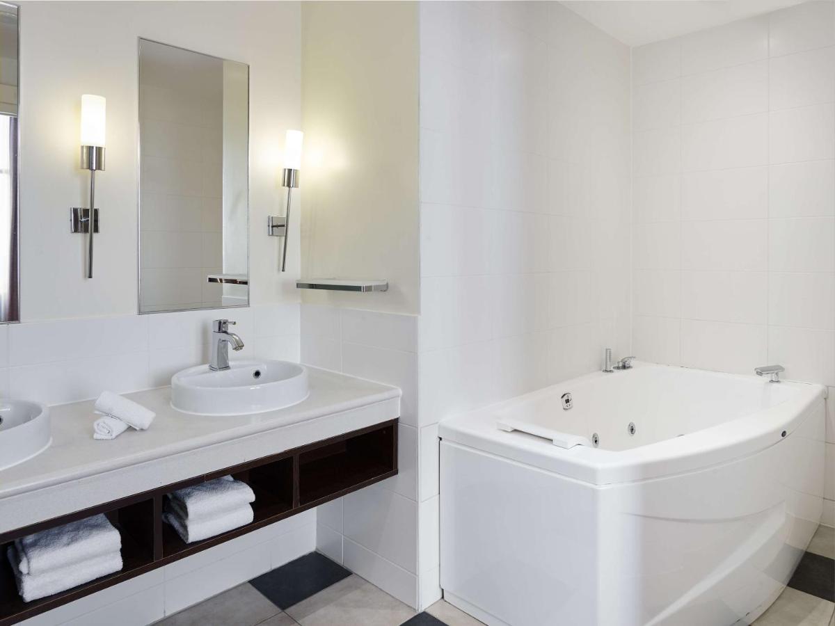 Salle de bains dans l'établissement Hotel Paris Marne-la-Vallee by IHG
