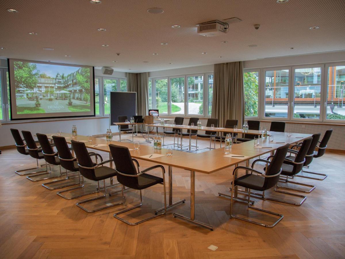 ein großer Konferenzraum mit einem großen Tisch und Stühlen in der Unterkunft Hotel Deimann in Schmallenberg + 37 Fotos