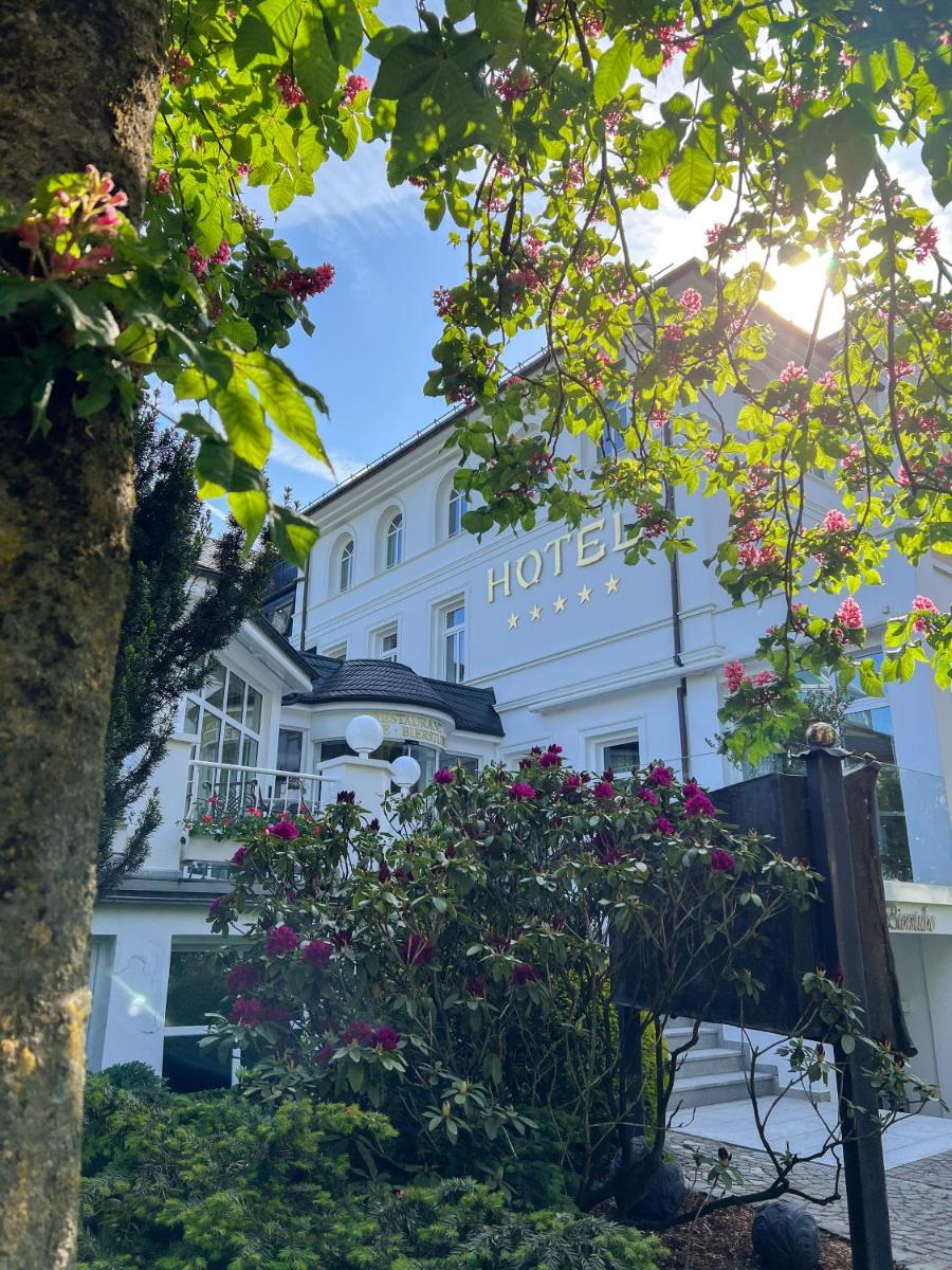 Ein Garten an der Unterkunft Hotel Deimann