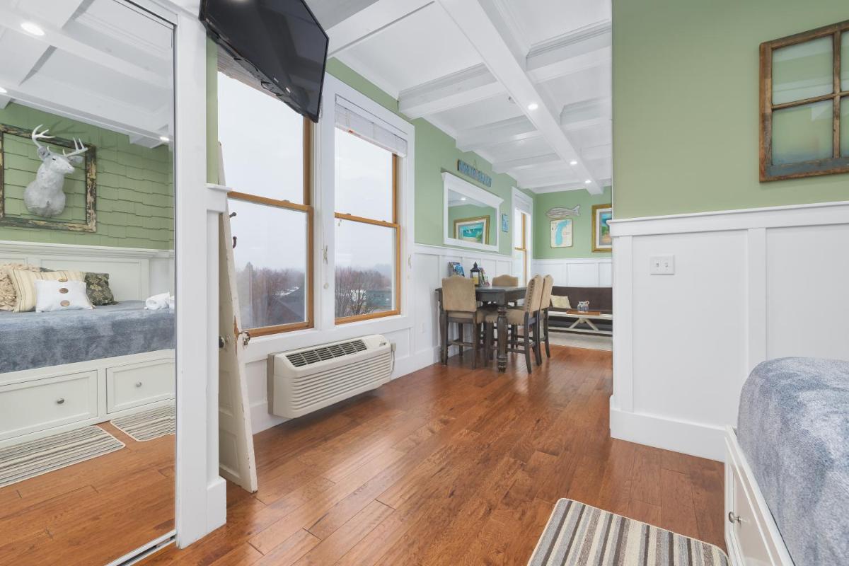 Harbor View at the Colonial - Condo overlooking Black River, walking distance to beach and downtown - Housity