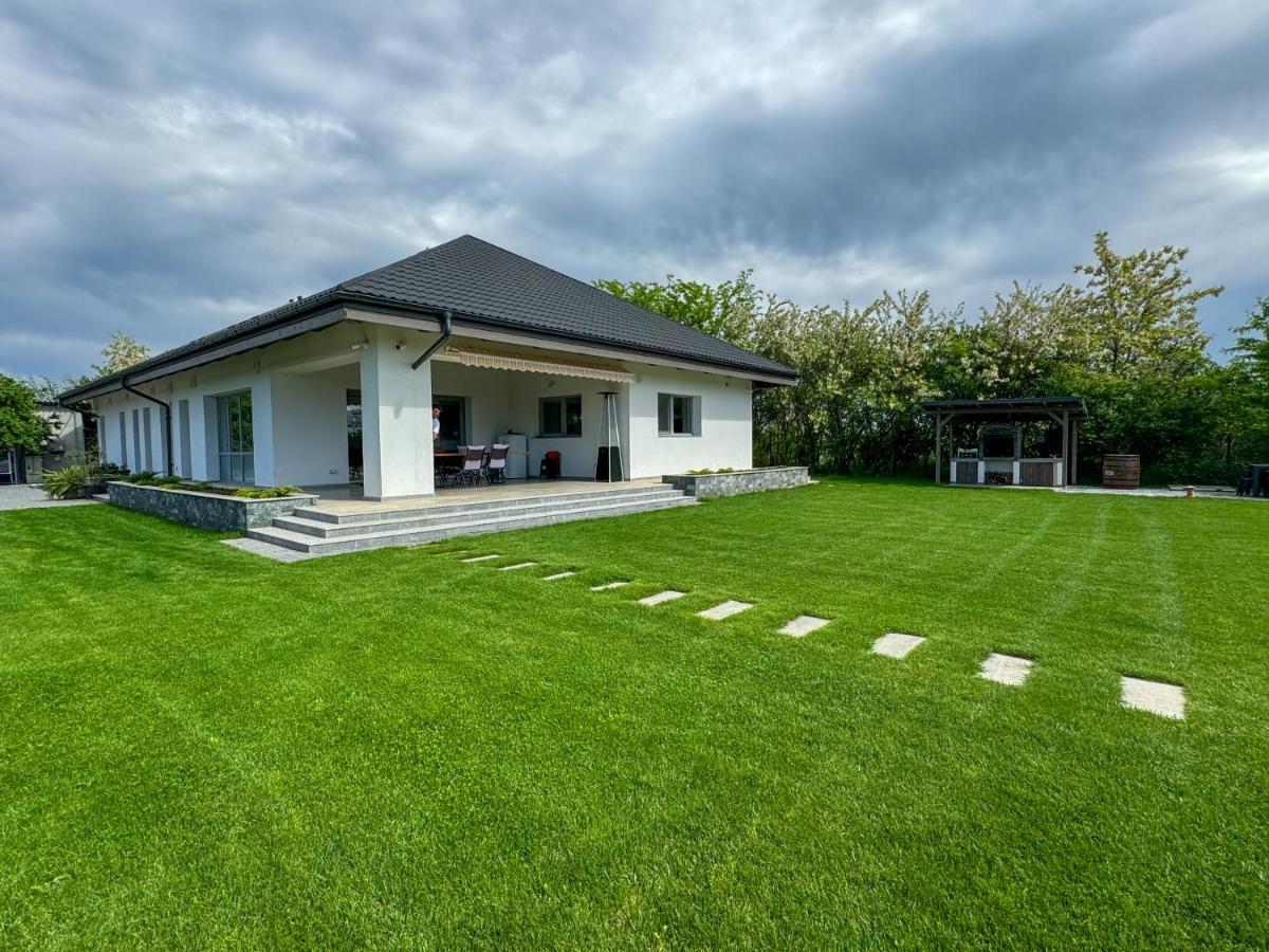 LaHuzur - Casa de Vacanta - Therme Balotesti & Aeroport Otopeni - Housity